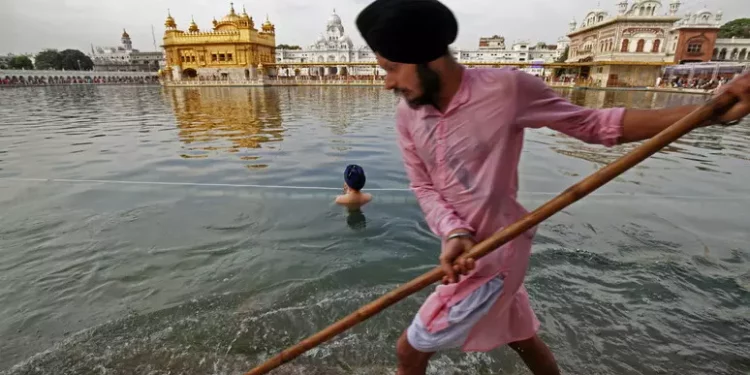 India, esplosione fuori dal tempio d’oro di Amritsar