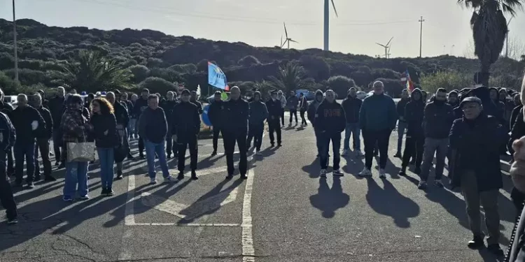 Urso convoca tavolo Portovesme, stop sciopero e blocco cancelli