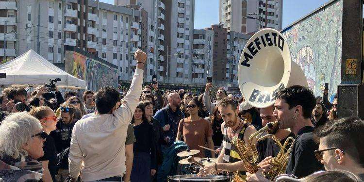 Rinviato lo sgombero del Leoncavallo di Milano