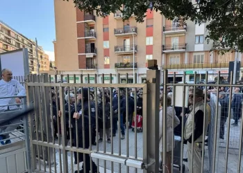 Cagliari, apertura del mercato provvisorio in piazza Nazzari: centinaia in fila