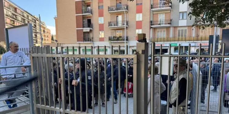 Cagliari, apertura del mercato provvisorio in piazza Nazzari: centinaia in fila