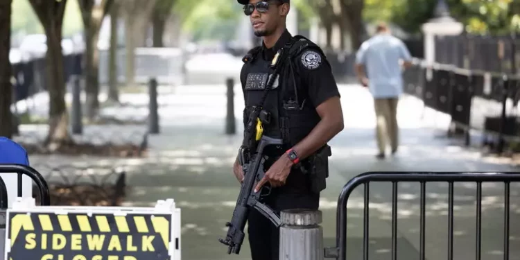 Secret Service spara a uomo armato nei pressi Casa Bianca