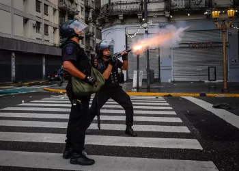 Cortei contro Milei a Buenos Aires, gravi scontri: grave un fotografo ferito alla testa