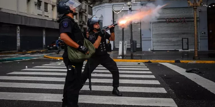 Cortei contro Milei a Buenos Aires, gravi scontri: grave un fotografo ferito alla testa