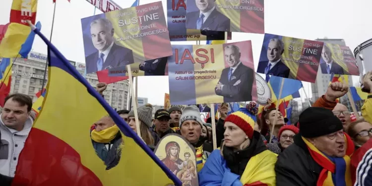 Romania, a Bucarest migliaia in piazza a sostegno di Georgescu