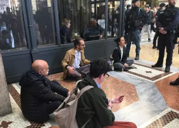 Blitz di Ultima Generazione da Cracco nella Galleria Vittorio Emanuele II