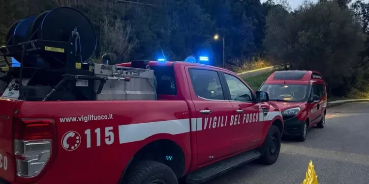 Incendio in casa a Sassari, coppia in salvo ma muore il cane