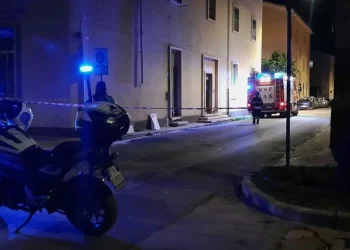 Crolla il tetto di una palazzina a Fertilia