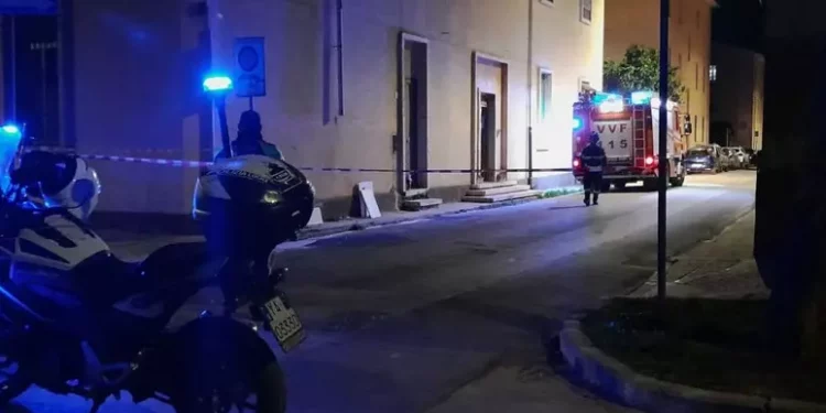 Crolla il tetto di una palazzina a Fertilia