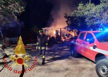 Gallura, in fiamme chiosco bar: intervento dei Vigili del Fuoco