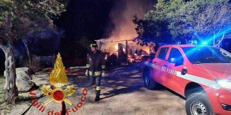 Gallura, in fiamme chiosco bar: intervento dei Vigili del Fuoco