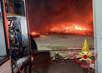 Notte di paura a Olbia, fiamme in un cantiere nautico