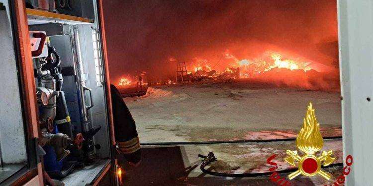 Notte di paura a Olbia, fiamme in un cantiere nautico