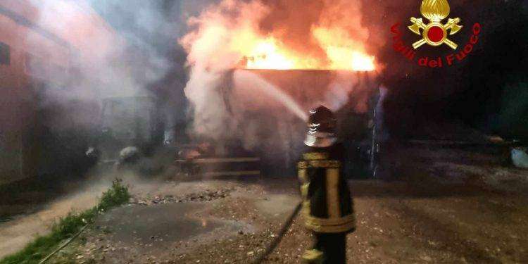 Tertenia, raid incendiario contro un mezzo della raccolta differenziata