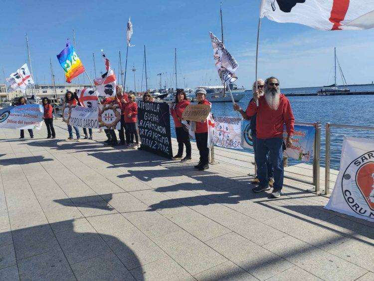 Cagliari, flash mob contro la Nato e contro la guerra