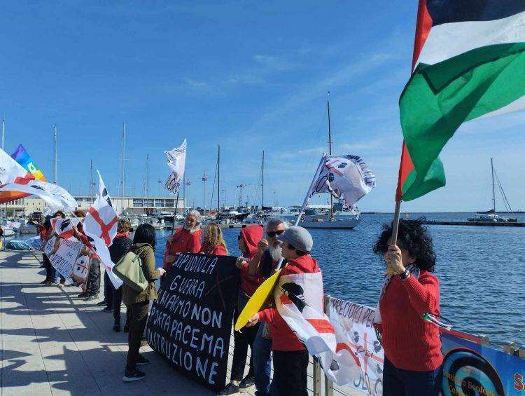 Cagliari, flash mob contro la Nato e contro la guerra