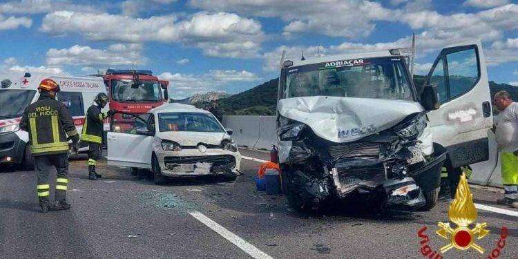 Berchidda, scontro tra auto e camion: due feriti