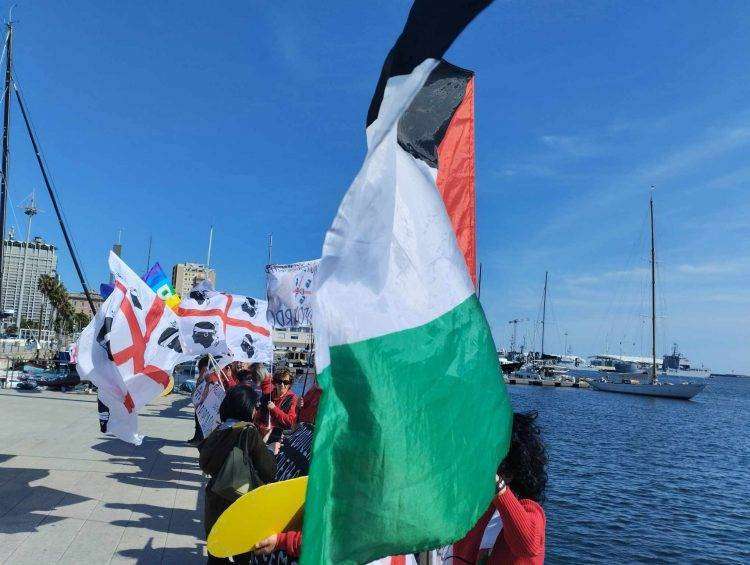Cagliari, flash mob contro la Nato e contro la guerra