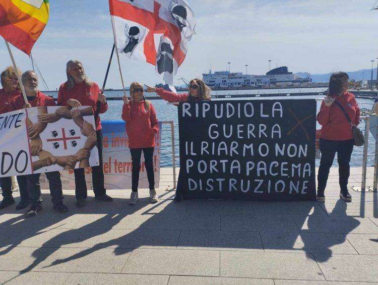 Cagliari, flash mob contro la Nato e contro la guerra