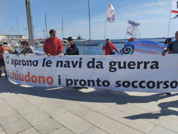 Cagliari, flash mob contro la Nato e contro la guerra