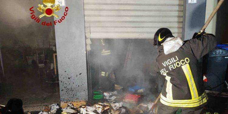 Nuoro, in fiamme magazzino di un negozio di informatica