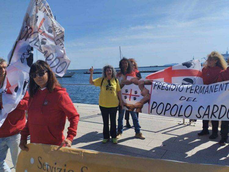 Cagliari, flash mob contro la Nato e contro la guerra