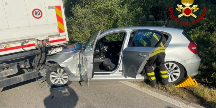 Alghero, scontro tra auto e camion: due feriti