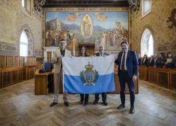 Gabry Ponte riceve la bandiera di San Marino dai Capitani