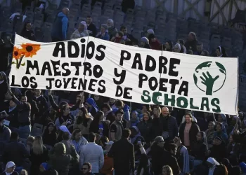 Oggi i funerali del Papa, fedeli in fila anche da ieri sera