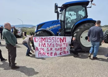 Pastori sardi in corteo coi trattori, ‘ci mancavano solo i dazi’