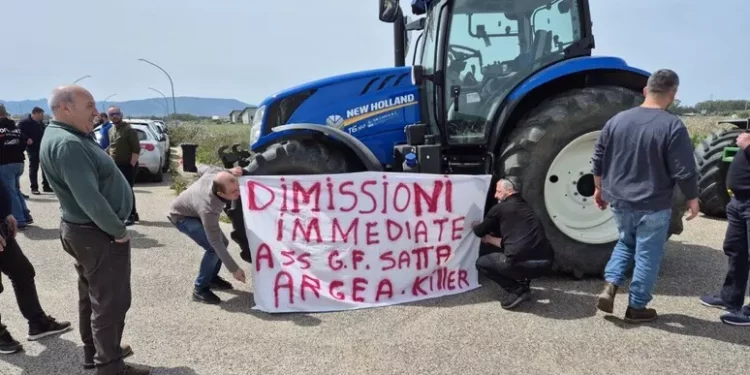 Pastori sardi in corteo coi trattori, ‘ci mancavano solo i dazi’