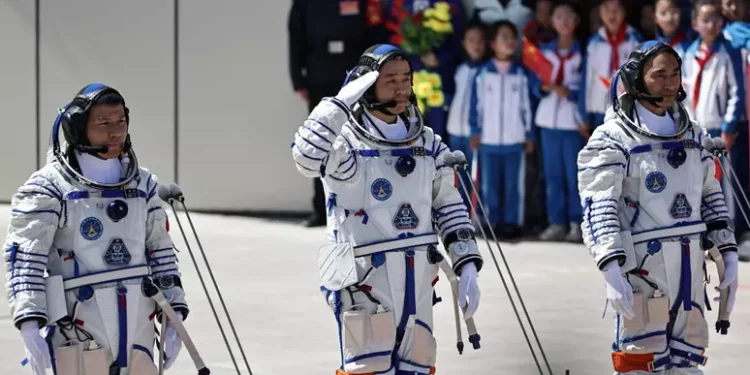 La Cina lancia la navicella spaziale Shenzhou-20