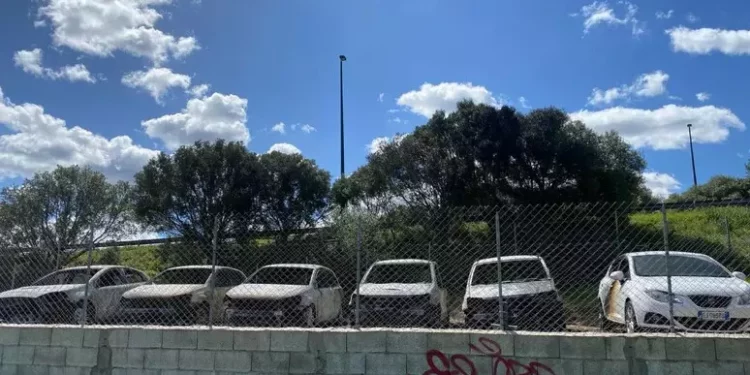 Sei automobili distrutte in un incendio doloso a Olbia