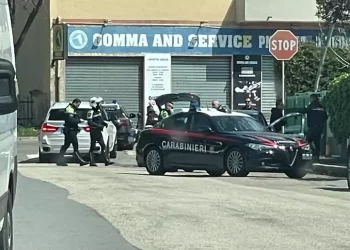 Fugge in auto dal deposito della Polizia municipale senza pagare