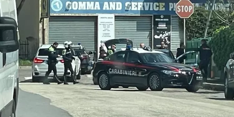 Fugge in auto dal deposito della Polizia municipale senza pagare