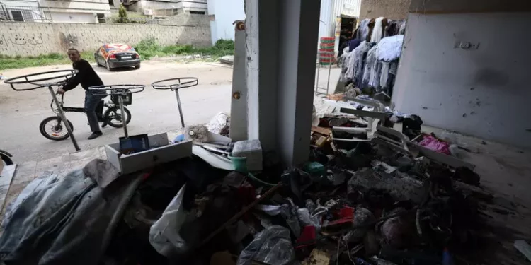 Coloni israeliani danno fuoco a case nella Cisgiordania occupata