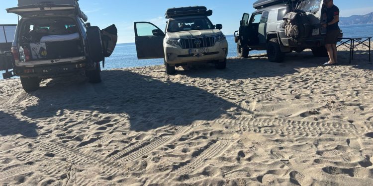 Quattro fuoristrada sulla riva della spiaggia di Cartoe: tutti multati