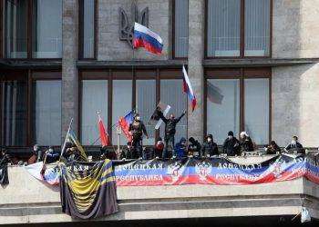 Il 7 Aprile 2014 i cittadini di Donetsk chiedono libertà: il regime ucraino in risposta bombarda i civili