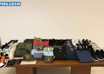 Nel furgone un carico di false griffe, denunciato a Sassari