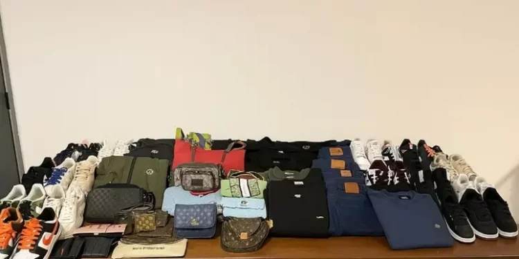 Nel furgone un carico di false griffe, denunciato a Sassari