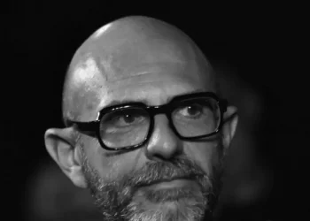 Un politico sotto copertura tra la gente nel romanzo di Follesa