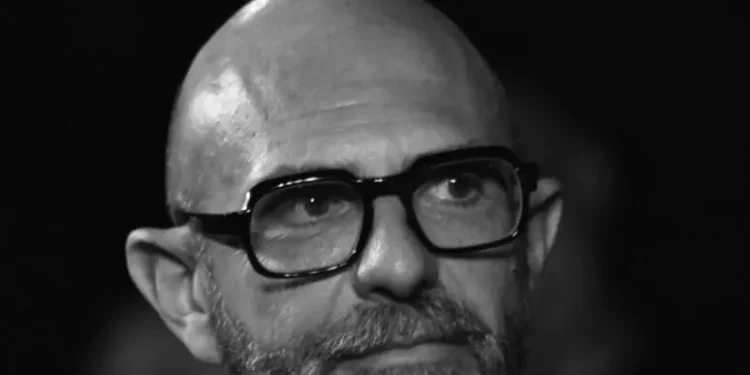 Un politico sotto copertura tra la gente nel romanzo di Follesa