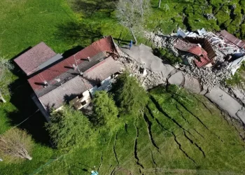 Una grande frana spaventa l’Appennino e inghiotte le case