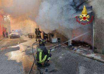 Paura a Gairo, garage in fiamme: un ferito