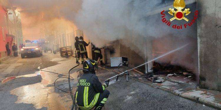 Paura a Gairo, garage in fiamme: un ferito