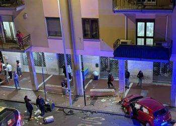 Paura a Pirri, con l’auto finisce sulla fermata del pullman: tragedia sfiorata