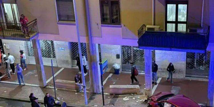 Paura a Pirri, con l’auto finisce sulla fermata del pullman: tragedia sfiorata