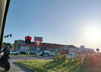 Tamponamento al semaforo di Assemini sulla 130: auto distrutte