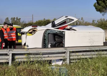 Si ribalta col furgone sulla 131 a Uras, grave un 34enne