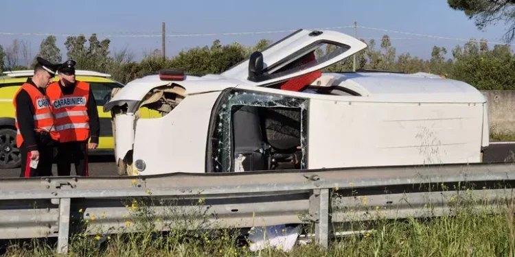 Si ribalta col furgone sulla 131 a Uras, grave un 34enne